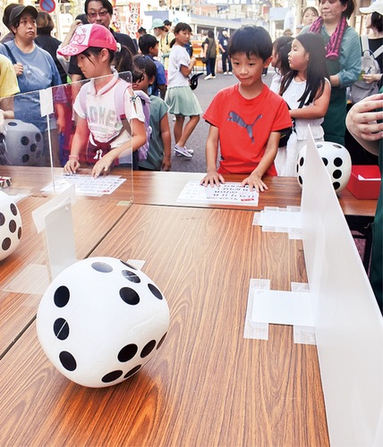 商店街によるジャンボサイコロブース