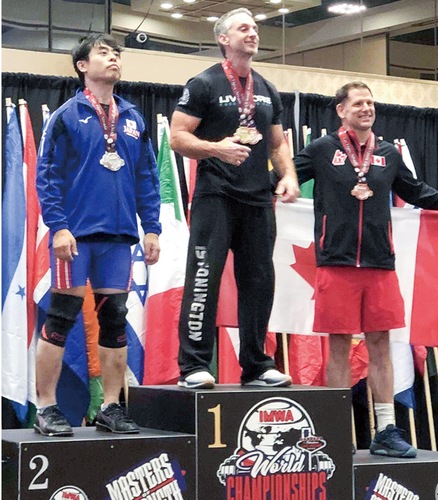 表彰台に上る久保田さん（左端／本人提供）