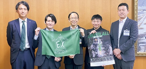 石田GM、桜井社長、鈴木区長、板橋選手、小林悦夫副区長（左から）