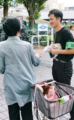 チラシや物品を配布した