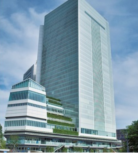 横浜市会議事堂（左）（資料写真）