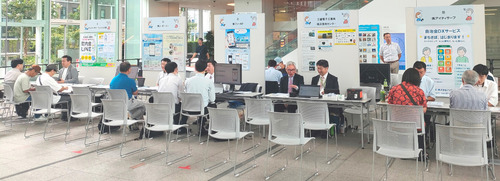 サービスを提供する事業者のブースが並んだ