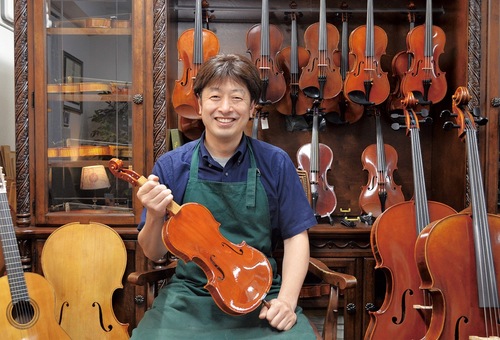 福田さんと自身の作品の数々