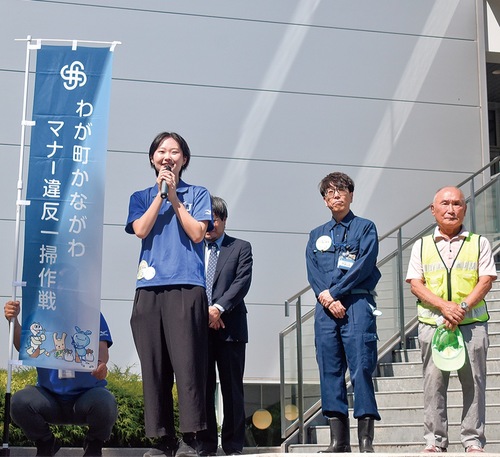参加者へあいさつする神大生の川村さん