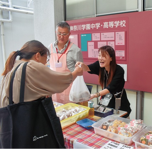マフィンやクッキーなどを販売した