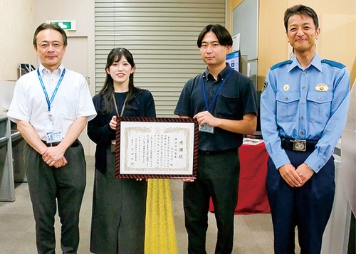 太田広明署長（右端）が感謝状を渡した