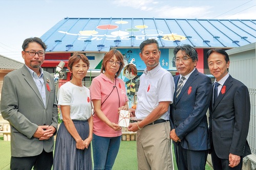 京浜電設（株）の福島社長（左端）と同所の加山代表（左から3人目）、末廣会長（右から3人目）