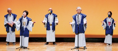 自慢の声を披露する相撲甚句