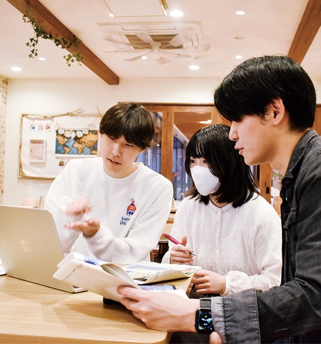 画面を通じて参加者と相談する学生ら