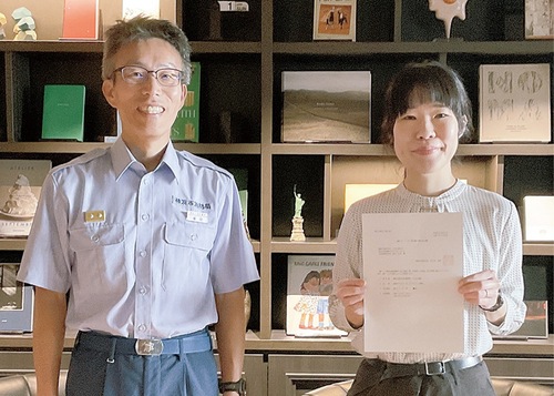 城田署長（左）と鈴木総支配人