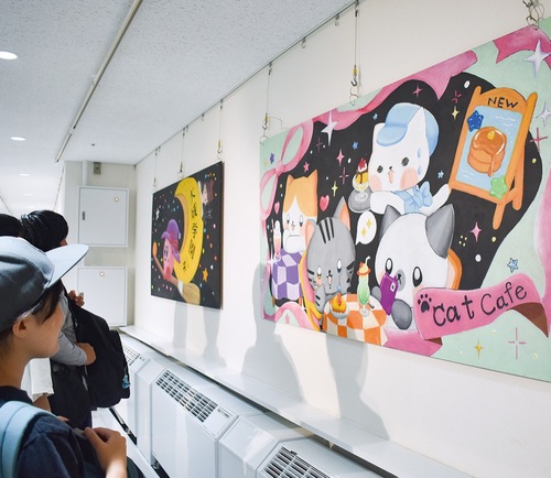 会場では大成学園の生徒がオイルパステルで描いたチョークアートが展示された