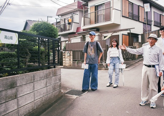 「高山坂」のサインを説明する和田会長（右端）