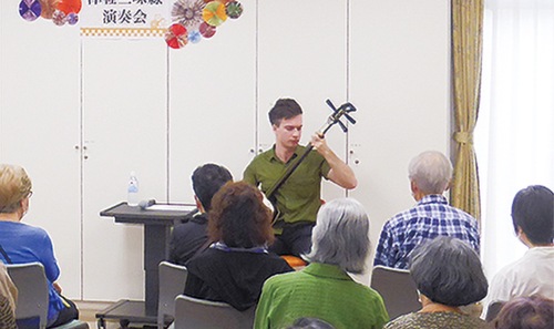 演奏するザックさん