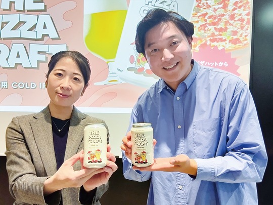 商品を持つ同社の坂本社長（右）とピザハットの三角さん