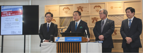 会見で共同メッセージを発表する黒岩知事（中央）と右から山口会長、吉田会長、（１人おいて）鈴木会長（10月27日、県庁）