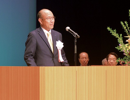 檀上で方針を語る竹前理事長