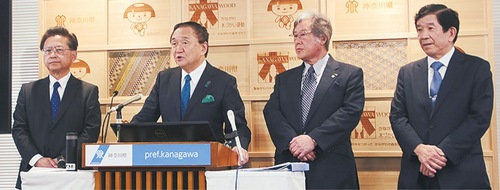 会見で共同メッセージを発表する黒岩知事（中央左）と右から山口会長､吉田会長､（１人おいて）鈴木会長