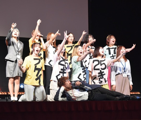 舞台芸術科の生徒が30年の歴史を劇で表現した