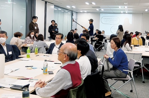 グループごとに話し合う参加者ら