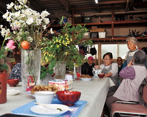 鮮やかな生花を前に談笑