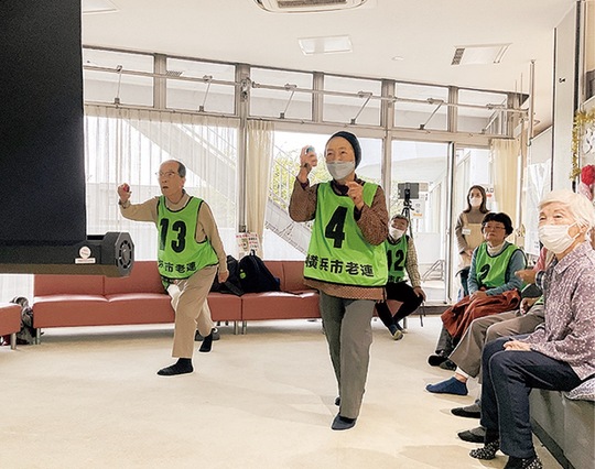 ゲームスポーツで交流する高齢者