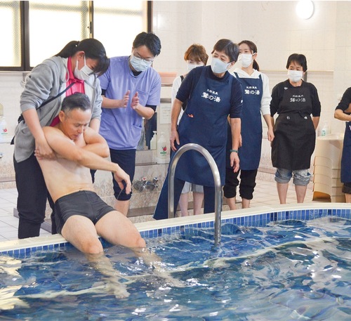 湯船からの救出方法を実践する参加者