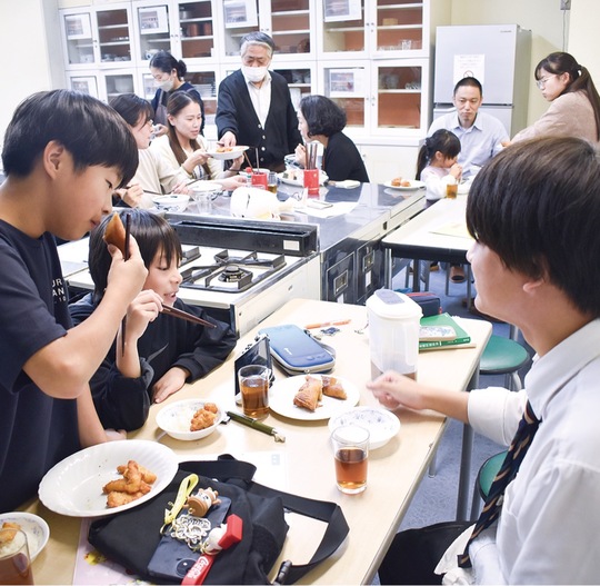 この日はフィリピン料理の調理体験も行われた