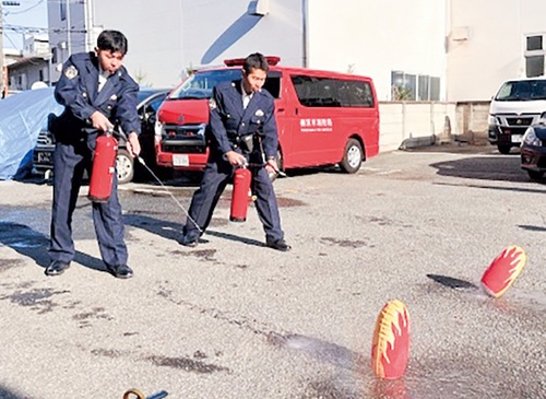 消火器を使用する警察官