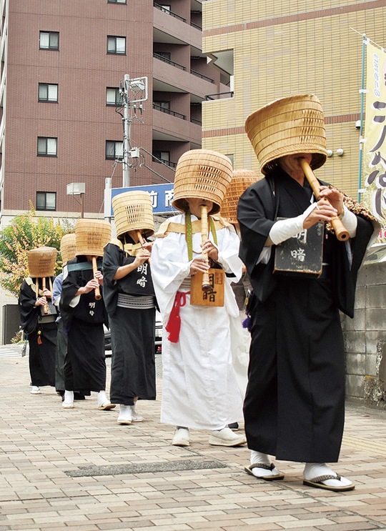 首都高沿いの旧東海道を虚無僧姿で歩く面々