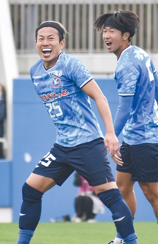 一時同点に追いつくゴールを決め、喜ぶ西山峻太選手