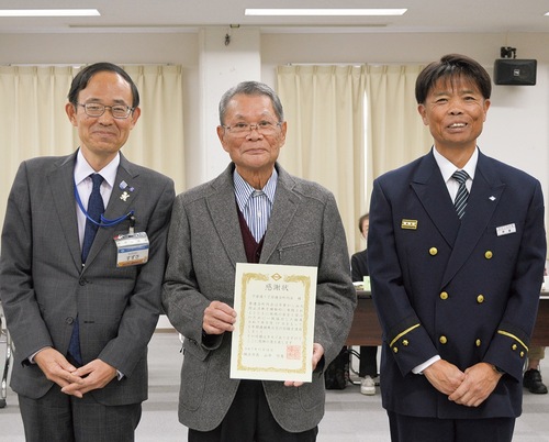 鈴木区長（左）、鈴木会長（中央）、齊藤譲副署長。市長の代理で鈴木区長が表彰状を手渡した