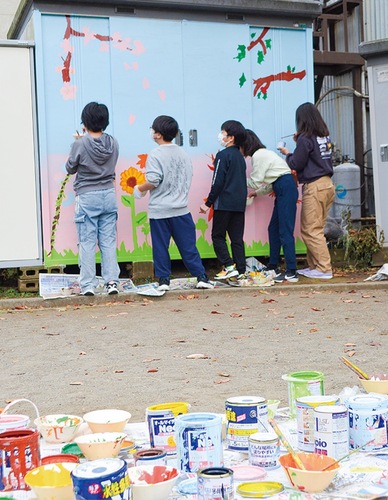 倉庫に花を描く児童たち
