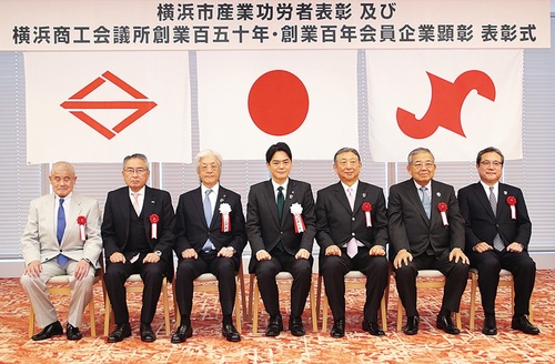 （左から）渡邉氏、中谷氏、横浜商工会議所の上野孝会頭、山中竹春市長、上野氏、犬飼氏、加藤氏