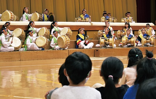 初級学校の児童による「サムルノリ」の演奏