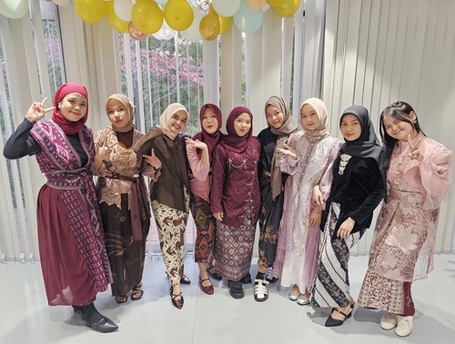 母国の衣装をまとい笑顔のインドネシア職員