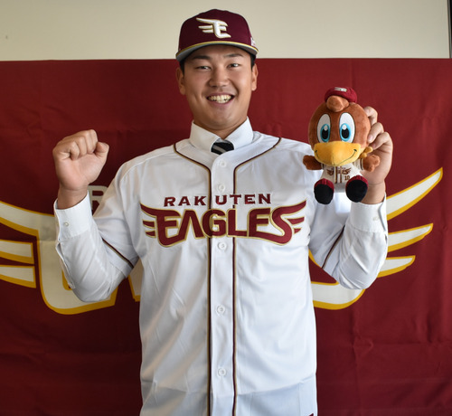 楽天のユニフォーム姿を披露した金子選手