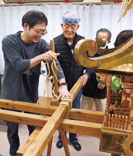 川田さん（中央）による手ほどきを受ける参加者