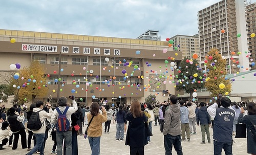 校庭で行われたバルーンリリース