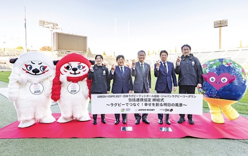 ポーズをとる参加者たち