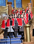 神奈川区の青木小学校合唱サークルが横浜ベイシェラトンホテルのロビーでクリスマス合唱