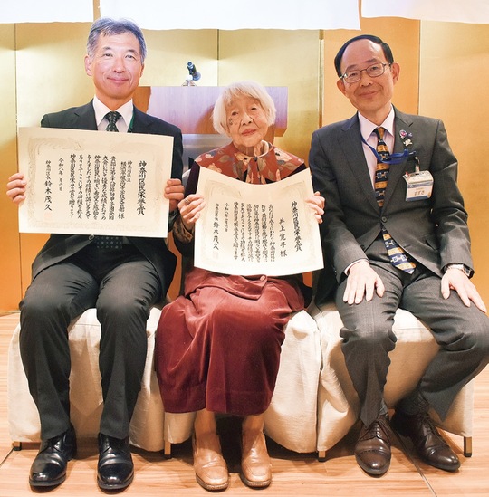 賞状を手にする（左から）横浜翠嵐高校の師岡校長と井上さん、鈴木区長