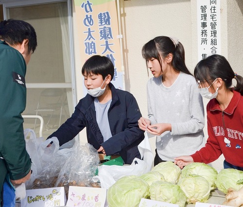 野菜を売る児童たち