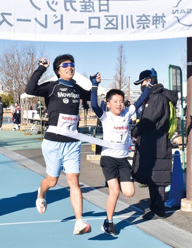 親子でゴールする参加者