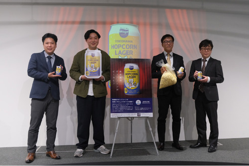 左から同社の山川大介取締役、坂本錦一代表取締役社長、同映画館の辛島俊二サイトマネージャー、市の岡崎修司脱炭素社会移行推進部長