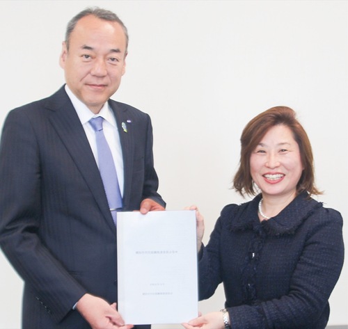 佐藤副市長（左）に答申を手渡す齊藤委員長