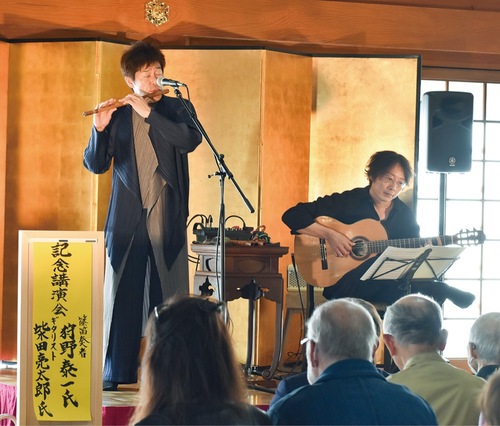 狩野さん（左）、柴田さんによる演奏