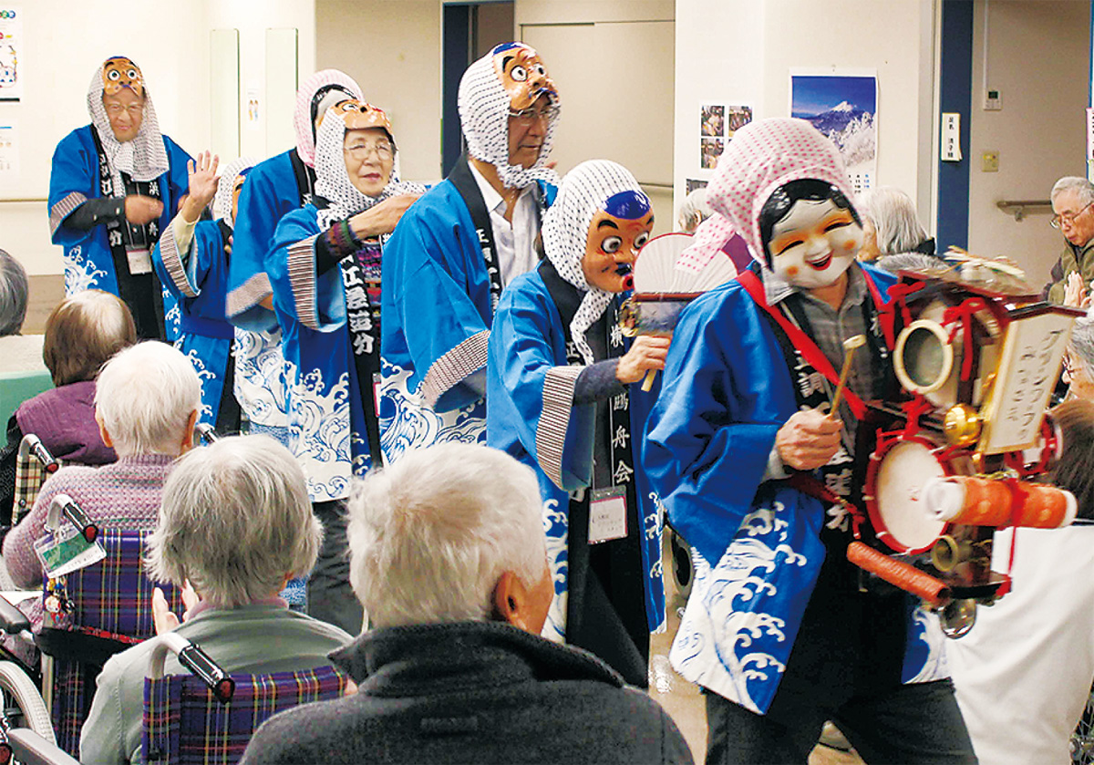 施設利用者を楽しませるシニアボランティア