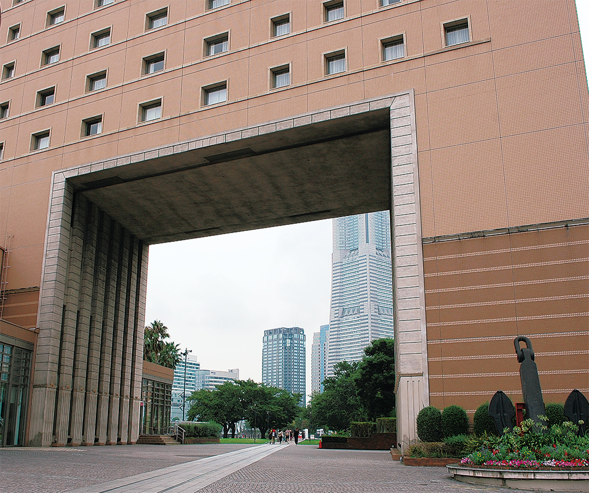 額縁越しに新旧の横浜臨む