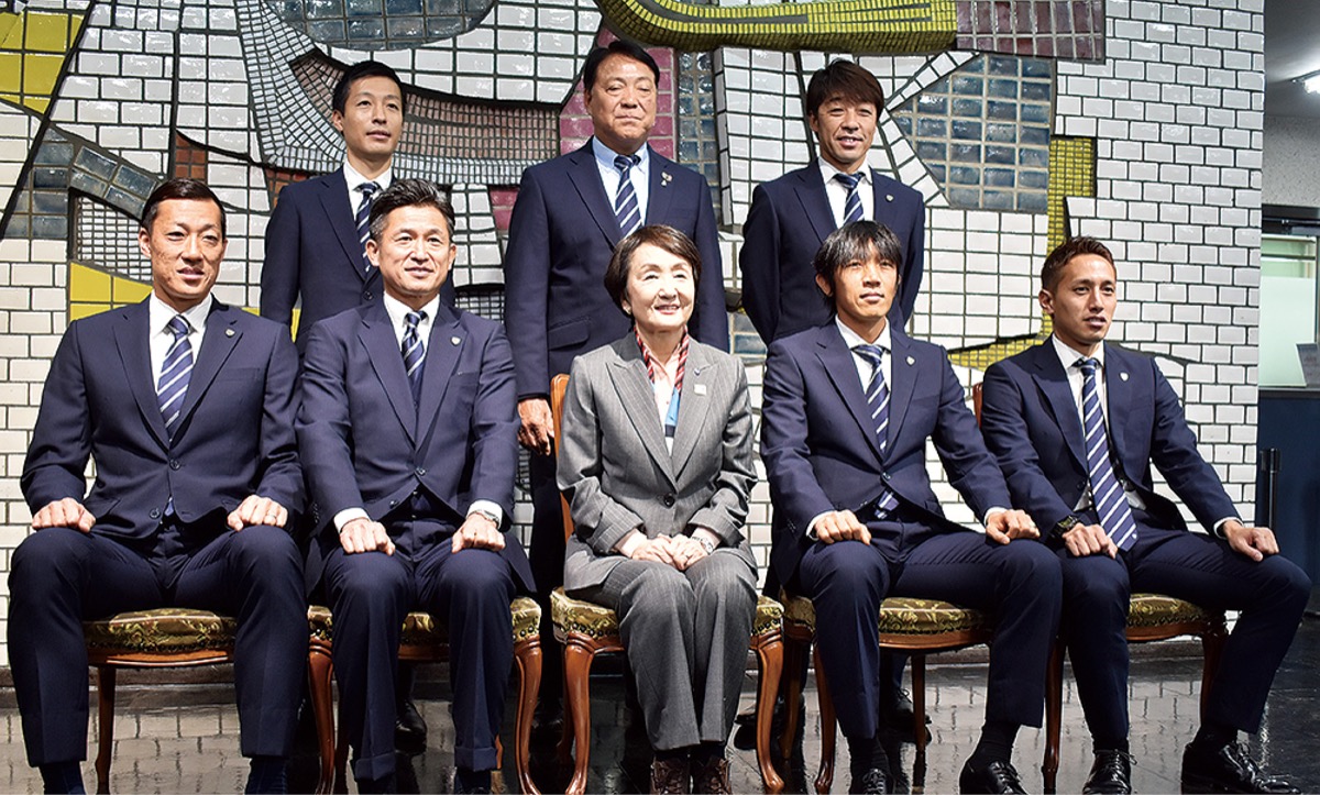 林市長に報告を行う選手たち