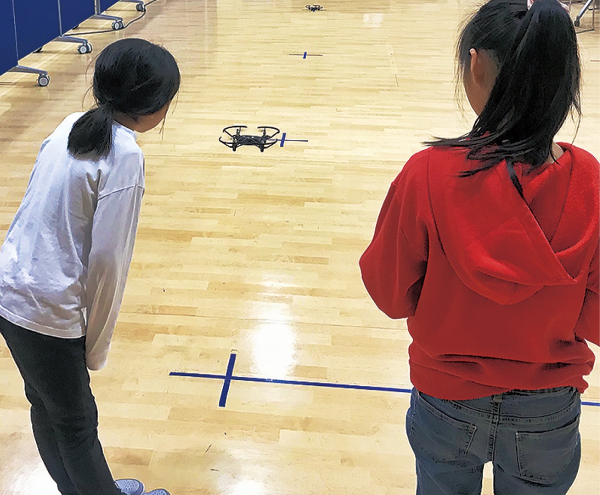 児童がプログラミング体験